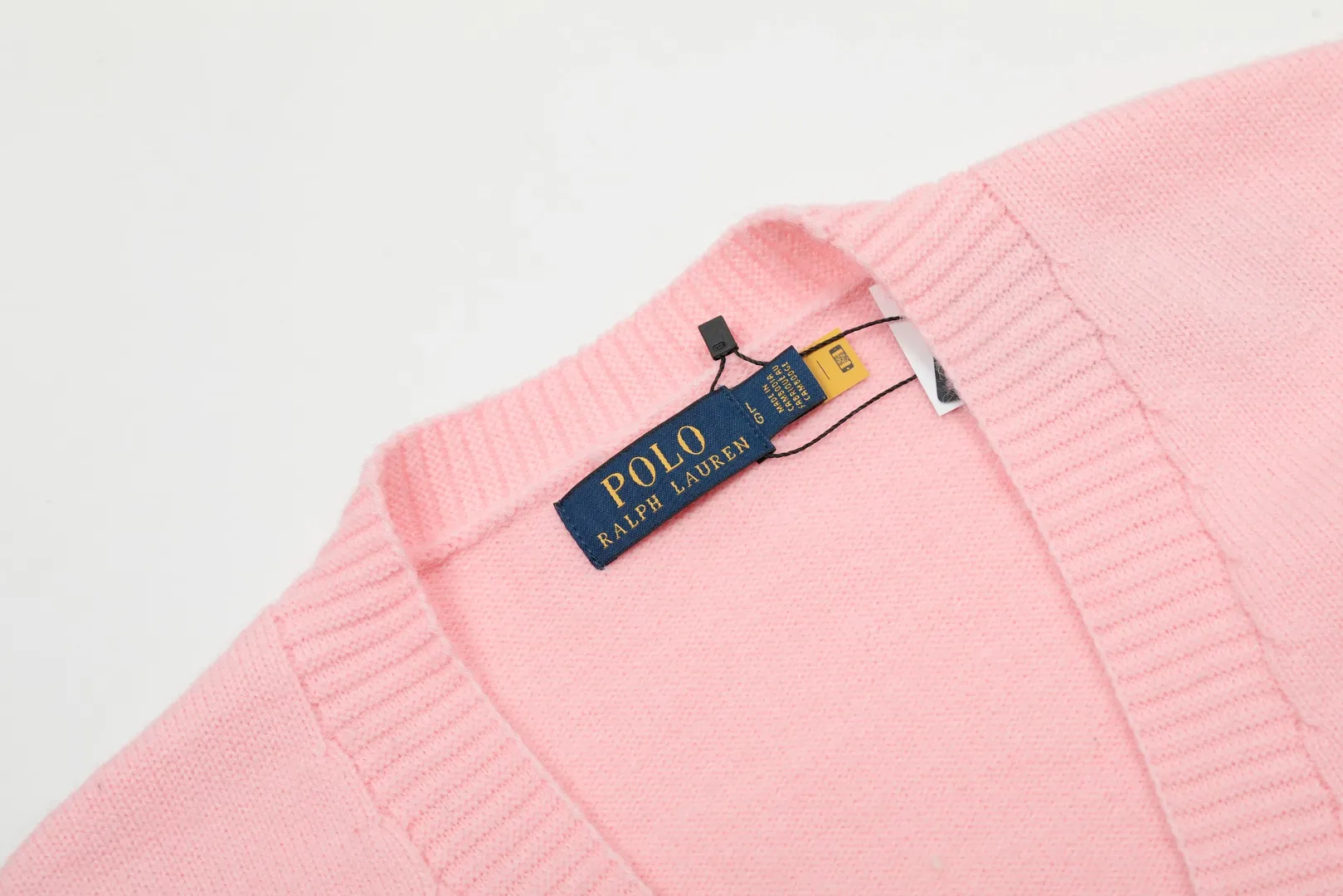 🅿️220 "Top quality" Style number: DS016# [Ralph Lauren V-neck solid color pony embroidered logo woolen knitted shawl cardigan] ✅Ralph Lauren Lazy‌oversize style basic classic versatile ten-color shawl cardigan ✅Main supplier platform live broadcast Wholesale entity Replenishment when out of stock No removal from shelves ✅ZP quality 1:1 version Scan the code to enter the GF website Counter quality ✅Details and quality are the only one in Guangzhou. Light luxury wool. Focus on high-end. Cost-effective. Good quality. Needless to say. ✅Restore the original version. Can wear 190 pounds. Loose, comfortable and stress-free. ✅Loose upper body, oversize and lazy style. Must-have style for goddess ootd. ✅Good-looking clothes are never picky. Recommended for goddess wardrobe. Taro Purple, Light Khaki, Chinese Red, Anchor Red